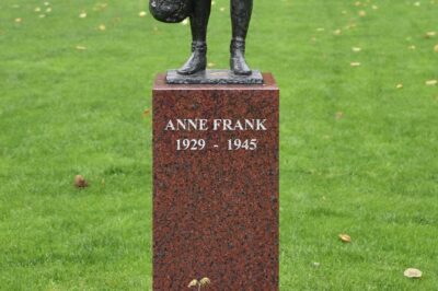 2-Hour Private Anne Frank Walking Tour with Drink - The complimentary drink at the end: a small reset with no awkward break