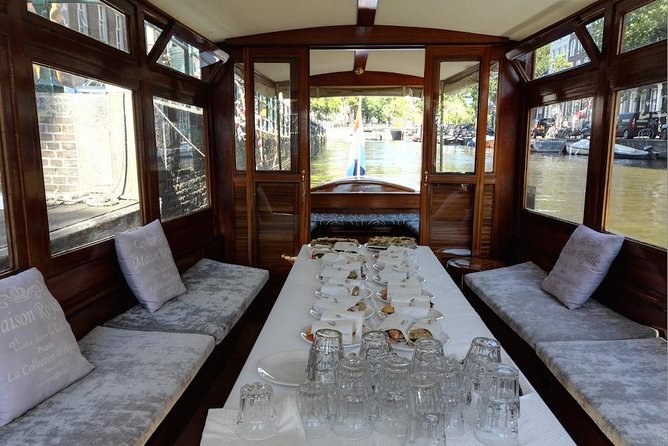 A unique experience! Semi private cruise. Authentic stylish boat! Book Leemstar! - Blankets and heating: the comfort trick that makes canal time actually pleasant