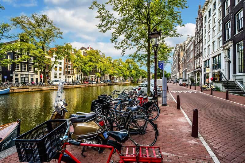 Amsterdam: 3-Hour Private Bike Tour of the City Center - Dam Square to the Westerkerk: the center, seen correctly from the canal sides