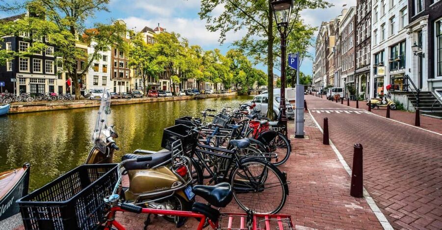 Amsterdam: 3-Hour Private Bike Tour of the City Center - Meeting at Oosterdokskade: bike setup that makes or breaks the tour
