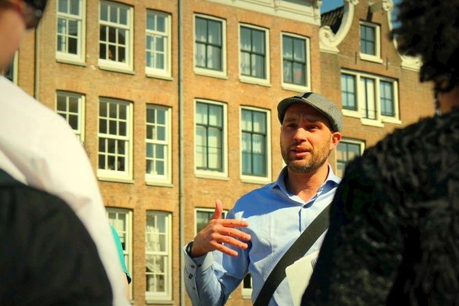 Amsterdam Architecture Tour - Huis Bartolotti: stepping inside the canal house and gardens clue