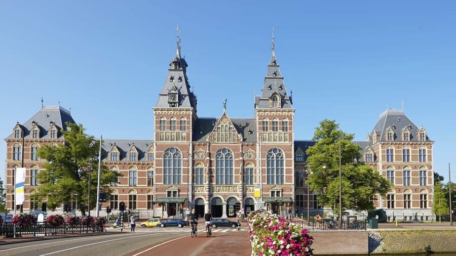 Amsterdam Audioguide - TravelMate app for your smartphone - Amsterdam Introduction and local cuisine: warm up like a local