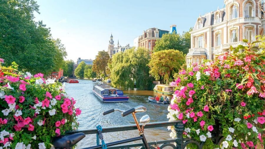 Amsterdam Audioguide - TravelMate app for your smartphone - Canals: the easiest place to get oriented