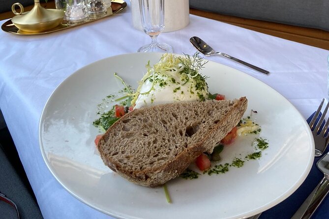 Amsterdam Breakfast Cruise on Private Luxury Boat - Guided commentary from the captain/host: context without hijacking your morning