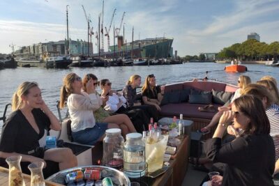 Amsterdam canal cruise in open boat – Guided tour - Meeting point: Stationsplein 17 and the boarding reality