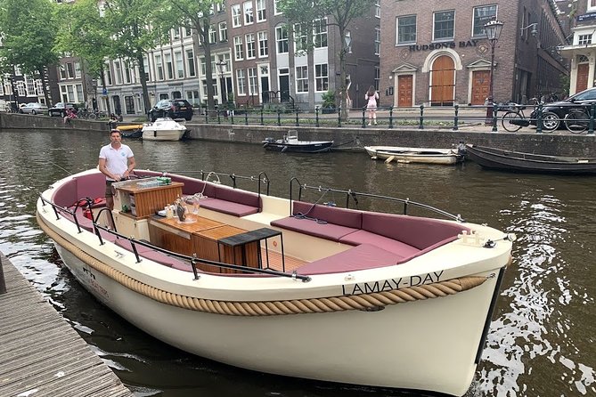 Amsterdam canal cruise in open boat – Guided tour - The guide experience: facts, jokes, and names that matter