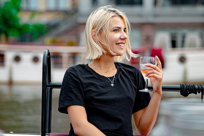 Amsterdam canal cruise in open boat – Guided tour - Drinks on board: a small luxury that changes the mood