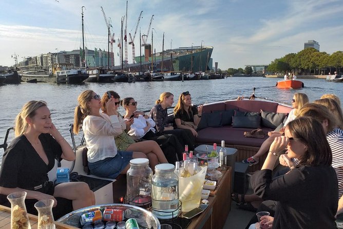 Amsterdam canal cruise in open boat – Guided tour - Meeting point: Stationsplein 17 and the boarding reality