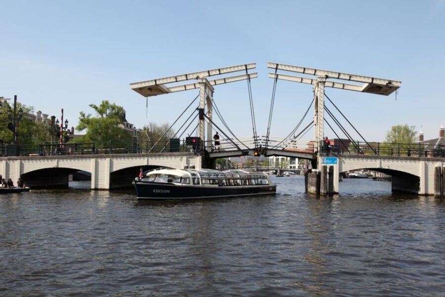 Amsterdam: City Canal Cruise & Straat Museum - The 75-minute UNESCO canal cruise: what you’ll notice right away