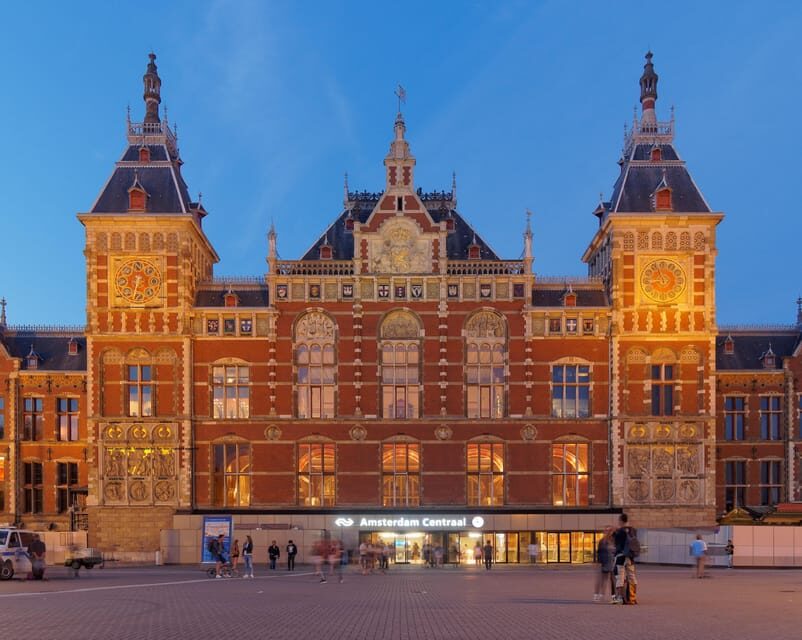 Amsterdam: City Highlights Walking Tour - Guide quality is the product: what the past guests highlight