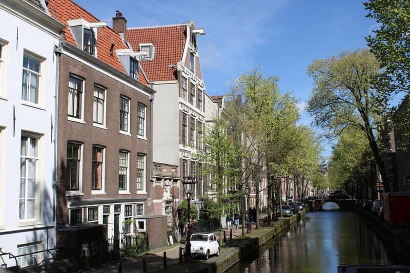 Amsterdam: City walking experience with a local - Begijnhof and Huis Aan De Drie Grachten: Courtyards and the Amsterdam Contrast