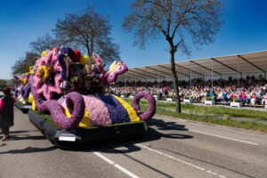 Amsterdam: Day Trip to Flower Parade & Keukenhof on April 18 - How the day flows from This is Holland to the parade