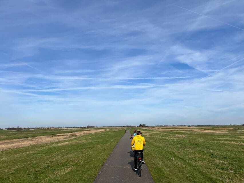 Amsterdam: Dutch Countryside E-Bike with Cheese & Clogs - Broek in Waterland and Monnickendam: Two Towns That Feel Like Postcards
