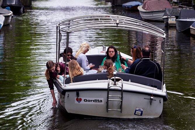 Amsterdam Essence in German: 90-minute waterway trip - Food and drinks: what to do during the cruise