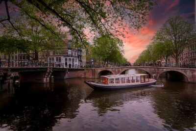 Amsterdam Evening Canal Cruise with Live Guide and Onboard Bar - How the Docking Works (and Why It Matters)