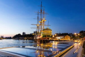 Amsterdam: Evening Cruise with Optional Wine and Snacks - Getting On Board: Two Start Docks and an Easy Walk