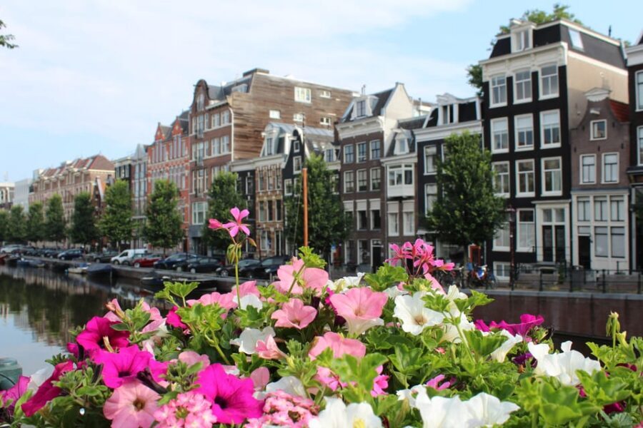 Amsterdam: Explore Pass with Over 35 Attractions - Using the 24-hour hop-on, hop-off bus to connect your days
