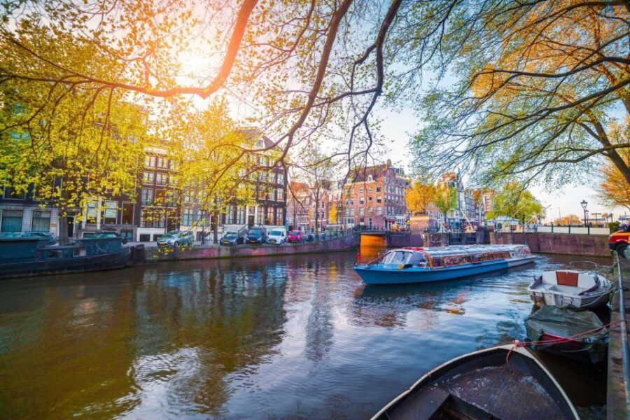 Amsterdam Family Friendly Historical Walking Tour - From the former Jewish Quarter to Rembrandt House and Spinoza Monument areas
