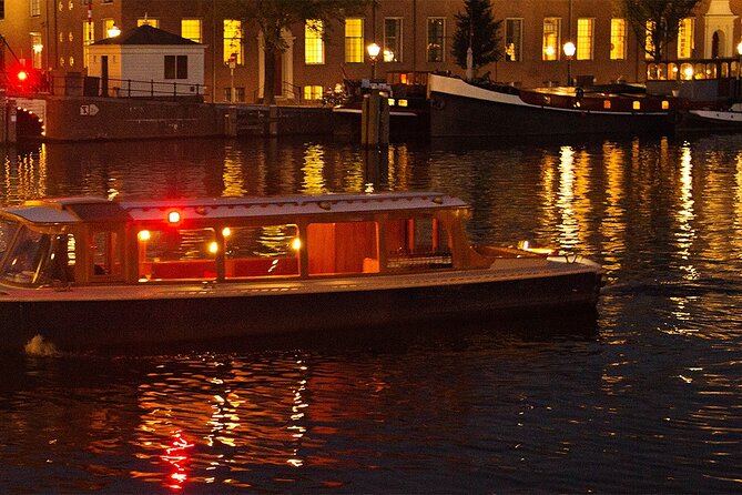 Amsterdam Festival of Lights Cruise by Captain Dave - Onboard Comfort Details: Windows, Sunroof, Blankets, and the Toilet