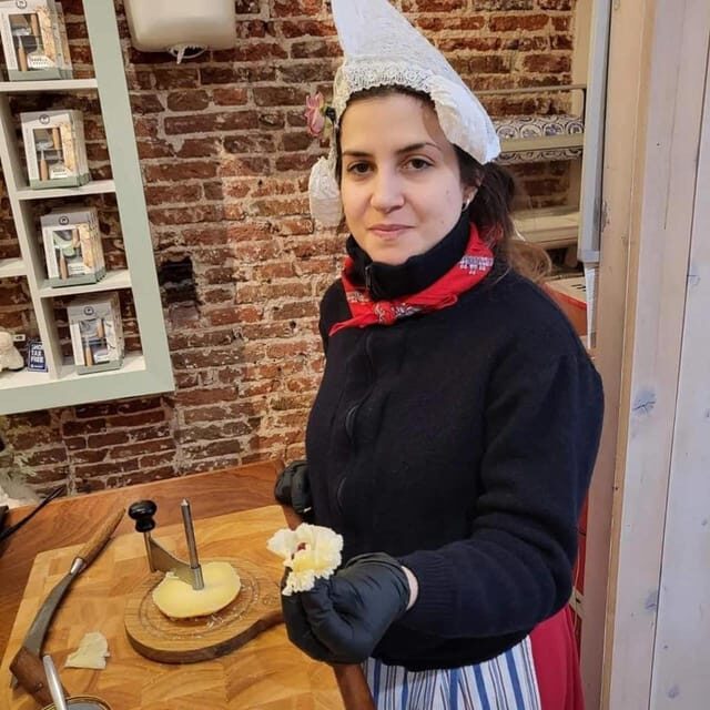 Amsterdam: Food Walking Tour - Dam Square ending: turning tastings into city-sight understanding