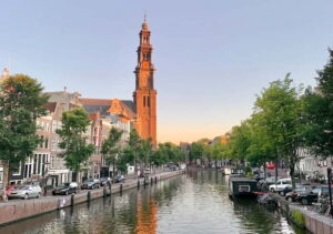 Amsterdam: German Canal Cruise with Unlimited Drinks Option - One Hour on an Open Canal Boat (Quiet, Cozy, and Built for Photos)