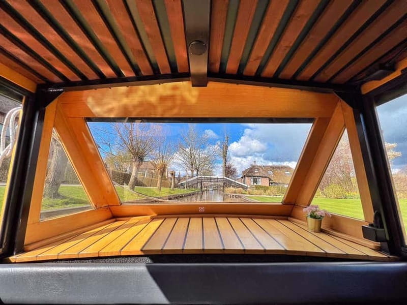 Amsterdam: Giethoorn, Afsluitdijk and Zaanse Schans Day Trip - Giethoorn: car-free canals, bridges, and a 1-hour boat cruise