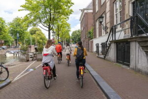 Amsterdam: Guided Bike Tour City Centre in EN/DE/FR/ES - Meeting at AmsterBike and getting ready for city traffic
