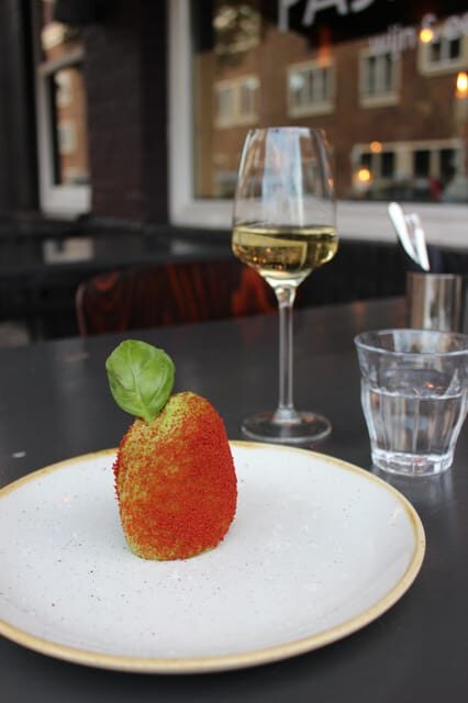 Amsterdam: High Wine at wine bar Paskamer, 3-rounds - How small bites shape the experience (and your plans)