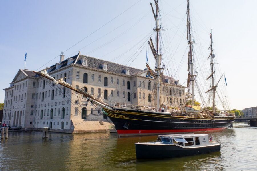 Amsterdam: Historic Boat Cruise with open bar and nibbles - Finding the dock by Hotel Canalview on Singel 5