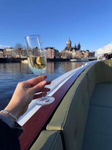 Amsterdam: Historic Boat Cruise with open bar and nibbles - Sophie (est. 1911) salon boat: indoor-outdoor freedom on a small craft
