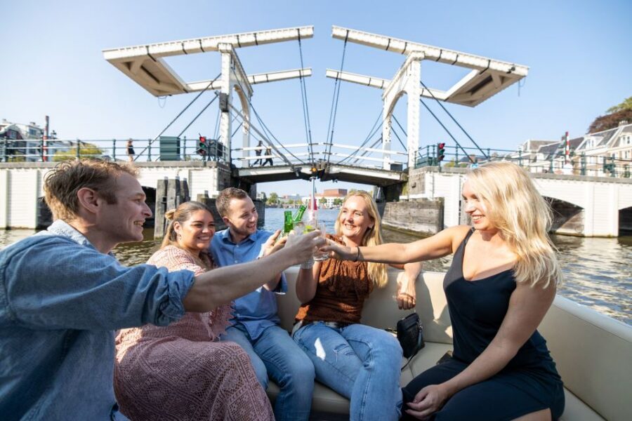 Amsterdam: Historic Boat Cruise with open bar and nibbles - The canal ride around Amsterdam-Centrum: how to enjoy the whole hour