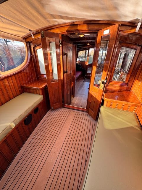 Amsterdam: Historic Boat Cruise with open bar and nibbles - Weather-proofing the ride: rain or shine, Dutch-style
