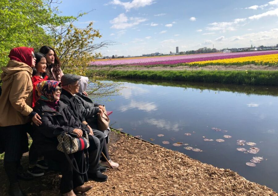 Amsterdam: Keukenhof Tulip Garden and Giethoorn Experience - Keukenhof Gardens: Millions of Tulips, Plus Sensory Details