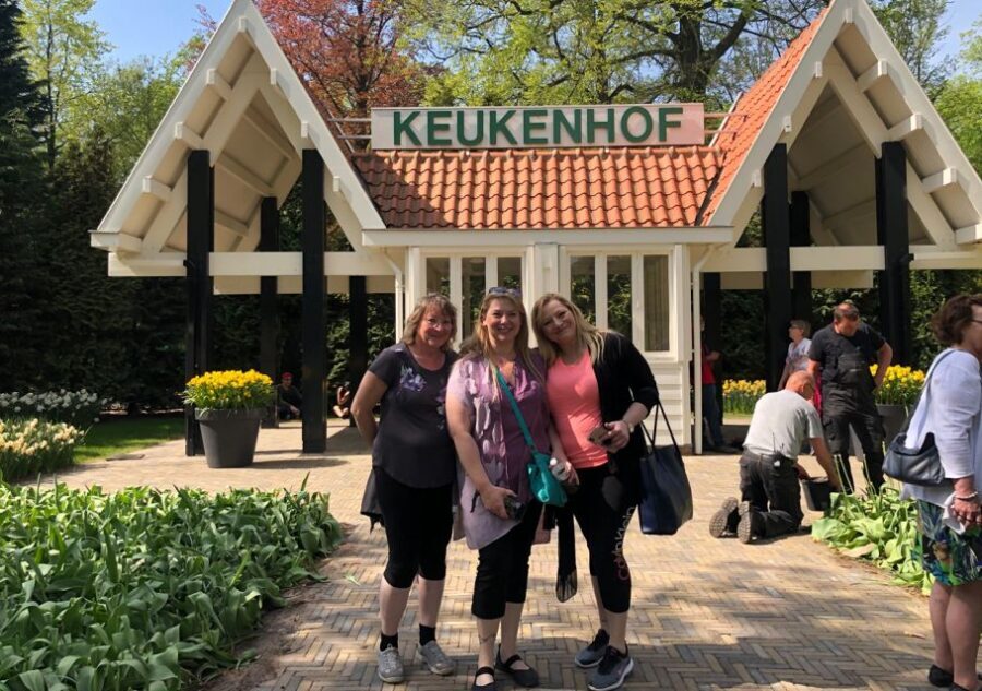 Amsterdam: Keukenhof Tulip Garden and Giethoorn Experience - Travel Break: The Long Ride Between Flower Beds and Canals