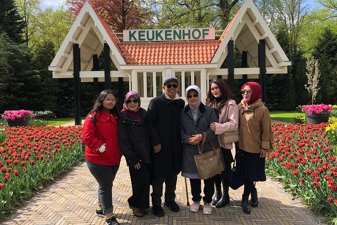Amsterdam: Keukenhof Tulip Gardens and Giethoorn with Boat Tour - Giethoorn: canals, bridges, and a very road-free vibe