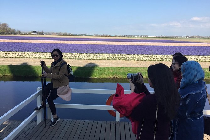 Amsterdam: Keukenhof Tulip Gardens and Giethoorn with Boat Tour - Practical tips to get the most out of a long tulip-and-canal day