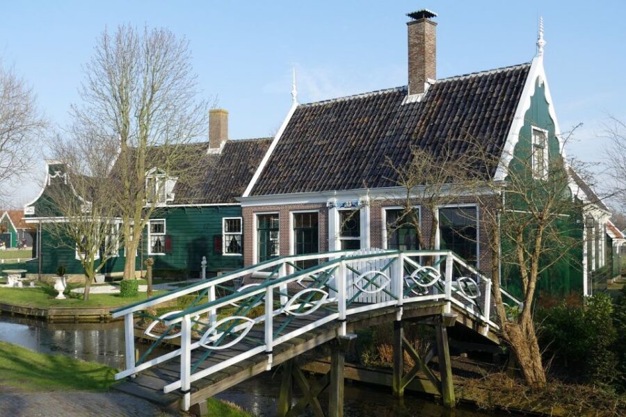 Amsterdam: Keukenhof & Zaanse Schans Windmills Private Tour - Henri Willig Kaas BV: cheese tasting as the perfect mid-afternoon reset