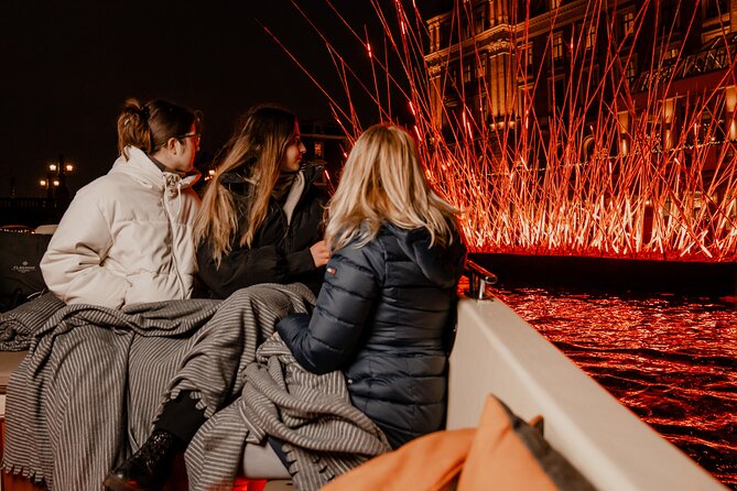 Amsterdam Light Festival: Canal Cruise + Bite & Unlimited Drinks - The Boat Experience: 42 People Max and the Open vs Covered Factor