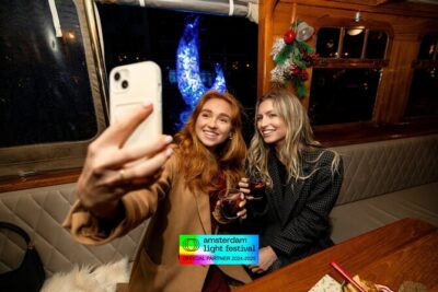 Amsterdam Light Festival: Heated Boat Cruise + Hot Drinks & Bite - The heated Booot boat: comfort, sightlines, and group size