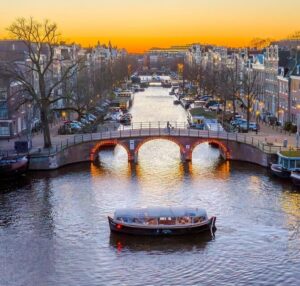 Amsterdam: Light Festival Heated Cruise & Unlimited Drinks! - The 75-minute canal glide through the Grachtengordel