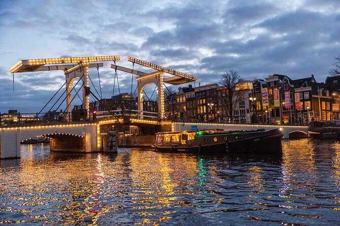 Amsterdam: Light Festival Open Boat - Unl. Drinks Option - Stop 2: NEMO’s Hands On experiments from the canal