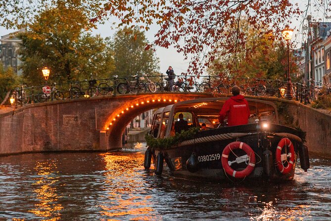 Amsterdam: Light Festival Open Boat - Unl. Drinks Option - Stop 5: performance culture you can spot at a glance