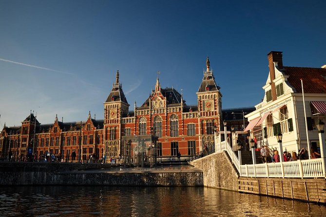 Amsterdam Light Festival: Saloon Boat Cruise + Hot Drinks & Bite - Viewing and warmth: covered doesn’t always mean cozy