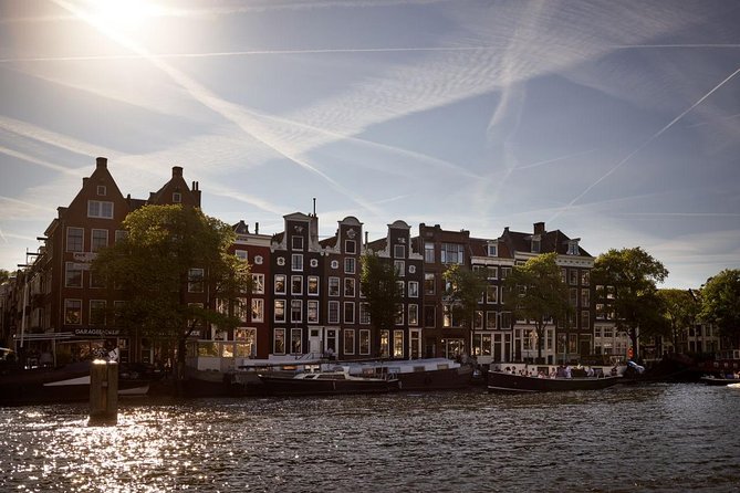 Amsterdam Light Festival: Saloon Boat Cruise + Hot Drinks & Bite - Staff energy: live guides who make the lights make sense