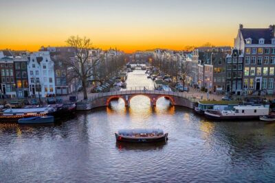 Amsterdam: Light Festival Shared Boat with unlimited drinks - Boat comforts: heaters, warm blankets, and unlimited drinks