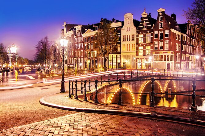 Amsterdam Light Festival Winter Walk with Stroopwafel Workshop - Dam Square Start: Finding the Guide and Getting Oriented