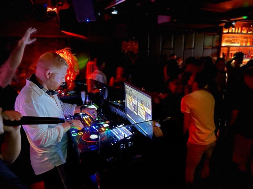 Amsterdam: Ludwig's Queer Pub Crawl with Club Entry - Group vibe: how you actually meet people in a big city