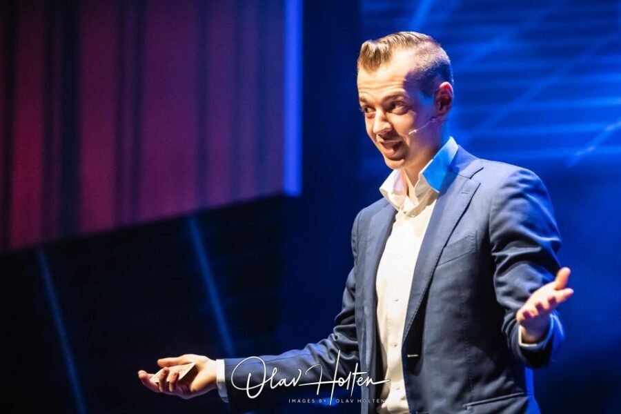 Amsterdam: Magic Show - Four styles of magic: mystery, comedy, and mind reading