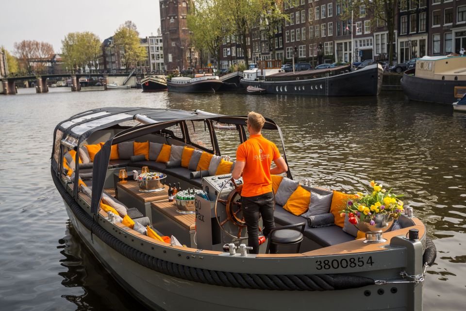 Amsterdam: Private BBQ Cruise with Personal Chef & Drinks - The canal route: Herengracht to Keizersgracht to Prinsengracht (and the Red Light district)