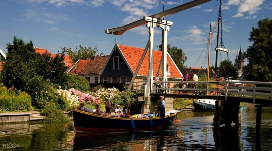 Amsterdam: Private green tour !!! Windmills, castle - Starting with Amsterdam pickup, then switching to a Tesla day